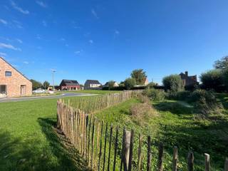 Op een boogscheut van het centrum van Vlamertinge verkopen we deze bouwgronden. Je woont er in een rustige woonbuurt op amper 10 minuten van Ieper en Poperinge. Winkels, scholen, openbaar vervoer, ... alles vind je er binnen handbereik. Er is keuze uit percelen voor open en halfopen bebouwing, met oppervlaktes van 375 m² tot 1.077 m². De ruime stedenbouwkundige voorschriften (bijvoorbeeld: 1 of 2 bouwlagen) bieden je tal van mogelijkheden om hier jouw droomwoning op maat te realiseren. Contacteer ons en ontdek alle mogelijkheden.