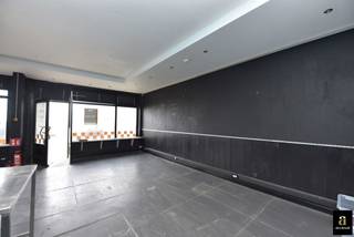 Handelsgelijkvloers op de Zeedijk van het Albertstrand, zeer goed gelegen tussen het Casino en het Albertstrand in het hoekgebouw met de...