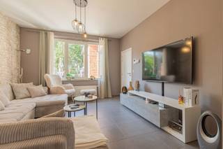 <h1><span>Opbrengstgebouw met 2 ruime appartementen in centrum Lebbeke interessante investering!</span></h1><p><span>Bent u op zoek naar een kwalitatief opbrengsteigendom met een mooie huuropbrengst en een uitstekende ligging? Dan is dit volledig gerenoveerde gebouw met 2 ruime appartementen in het centrum van Lebbeke zeker een bezoek waard!</span></p><p><span> </span></p><p><span>Dit verzorgd opbrengstgebouw bevindt zich op een bijzonder gunstige locatie, op wandelafstand van winkels, scholen, openbaar vervoer en het station van Lebbeke. Dankzij de centrale ligging zijn alle dagelijkse voorzieningen vlot bereikbaar.</span></p><p><span>Het gebouw werd omstreeks </span><span>2015 volledig gerenoveerd van A tot Z</span><span> en bestaat uit </span><span>2 afzonderlijke, ruime wooneenheden</span><span> met elk hun eigen troeven.</span></p><p><span> </span></p><h2><span>Gelijkvloers appartement (111 m²)</span></h2><p><span>Via de gemeenschappelijke inkomhal met berging bereikt men het privatieve appartement.</span></p><p><span>De indeling omvat: privatieve inkomhal, ruime kelderruimte van ca. 40 m², gezellige woon- en leefruimte met veel natuurlijke lichtinval, open, volledig uitgeruste keuken, 2 slaapkamers, badkamer met lavabomeubel en douche, apart gastentoilet, aangename binnenpatio/terras van ca. 10 m², gezellige, volledig ingesloten </span><span>zuidgerichte tuin van ca. 60 m²</span><span> waar men heerlijk kan genieten van rust en privacy. </span></p><p><span> </span></p><p><span>Triplex appartement (165 m²)</span></p><p><span>Dit ruime appartement strekt zich uit over meerdere verdiepingen en biedt uitzonderlijk veel leefruimte.</span></p><p><span>De indeling: zeer ruime woonruimte, keuken met aparte eetruimte, overloop/gang met apart gastentoilet, maar liefst </span><span>5 slaapkamers</span><span>, moderne badkamer met ruime inloopdouche en dubbel lavabomeubel, ruime berging/wasplaats, zonnig dakterras waar u heerlijk kan genieten van een barbecue of ontspanningsmoment. </span></p><h2><span> </span></h2><h2><span>Extra troeven: </span><span>volledig gerenoveerd gebouw (ca. 2015), elektrische installaties </span><span>conform</span><span>, EPC </span><span>gelijkvloers</span><span>: </span><span>227 kWh/m² label C </span><span>-</span><span> </span><span>EPC </span><span>triplex</span><span>: </span><span>165 kWh/m² label B </span><span>(Geen renovatieplicht), centrale ligging in centrum Lebbeke. <br />Interessante huuropbrengst, momenteel zijn beide appartementen verhuurd:</span></h2><ul><li><span>Gelijkvloers appartement: </span><span>695/maand</span><span> </span></li><li><span>Triplex appartement: </span><span>858/maand</span><span> </span></li></ul><p><span>Totale maandelijkse huuropbrengst: 1.553/maand</span></p><p><span> </span></p><h3><span>Mogelijkheid tot aankoop garagebox</span></h3><p><span>Optioneel bestaat de mogelijkheid om de afgesloten garagebox tegenover het gebouw (</span><span>huisnummer 26</span><span>) mee aan te kopen voor </span><span>35.000</span><span>. Deze garagebox is momenteel verhuurd aan </span><span>80/maand</span><span>.</span></p><p><span> </span></p><p><span>Een ideale investering voor wie op zoek is naar een instapklaar opbrengstgebouw met een sterke ligging en een mooi rendement. Kom deze interessante eigendom ontdekken in het centrum van Lebbeke en contacteer Immo Twins vandaag nog voor een bezoek!</span></p><p><span>Contacteer ons voor meer informatie of om een afspraak in te plannen, T. 052/55.55.55 | </span><span><span>info@immotwins.b</span></span><span>e - www.immotwins.be </span></p><p><span> </span></p>