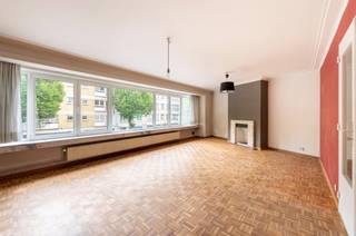 <p><span>Dit ruim appartement is gelegen op de 1ste verdieping van een goed onderhouden gebouw, gelegen tussen het Rivierenhof en het Boelaerpark. </span></p><p><span> </span></p><p><span>U betreedt het appartement via de inkomhal met ingemaakte vestiairekast. Links ligt de ruime leefruimte met aansluitend de keuken. </span></p><p><span>Verder beschikt het appartement over 2 ruime slaapkamers (17m² en 21m²), een badkamer, 2 bergingen en een apart gastentoilet. </span></p><p><span> </span></p><p><span>Tenslotte komt er bij het appartement nog een handige kelderberging. </span></p><p><span> </span></p><p><span>Extra troeven: </span></p><p><span>- Topligging: winkels, openbaar vervoer</span></p><p><span>- Veel lichtinval</span></p><p><span>- Ruim appartement met grote kamers</span></p>