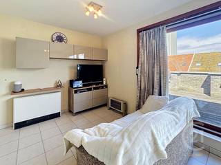 Gezellig dakappartement op de bovenste verdieping, ideaal gelegen in Westende-Bad. Bij het binnenkomen kom je in de lichtrijke woonkamer met...