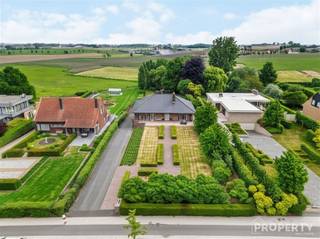 Ontdek deze prachtige woning in Tielt, gelegen op een indrukwekkend perceel van 2826m². Dit royale huis biedt een uitstekende mix van comfort...