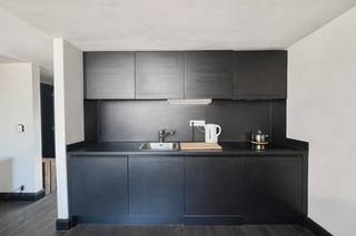 Dit charmante duplexappartement van ca. 60 m² is uitstekend gelegen aan de Plantin en Moretuslei 112 in Antwerpen, op de 3de verdieping zonder lift. De ligging biedt een vlotte bereikbaarheid en bevindt zich in de nabijheid van tal van winkels, openbaar vervoer en belangrijke invalswegen.<br /><br />Het appartement beschikt over een aangename en lichtrijke leefruimte met een open, volledig geïnstalleerde keuken, wat zorgt voor een moderne en gezellige woonervaring. Verder is er een apart gastentoilet en een praktische berging.<br /><br />Op het gelijkvloers bevindt zich een slaapkamer met aansluitende badkamer.<br /><br />De bovenverdieping biedt een tweede slaapkamer en geeft toegang tot een gezellig terras, waar u kan genieten van een aangenaam buitenmoment.<br /><br />Huurprijs: €950,00/maand + €75,00/maand (water en gemeenschappelijke kosten inbegrepen).<br />Elektriciteit en gas zijn individueel.<br /><br />Onmiddellijk beschikbaar.<br /><br />Wij helpen u graag verder en plannen met plezier een bezoek voor u in.<br />Contacteer ons via 03 203 02 02 of via immo@sidimex.be