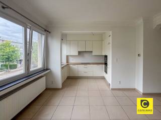 <p><span>Prachtig ruim 3-slaapkamer appartement in Berchem</span></p><p><span> </span></p><p><span>Dit instapklare 3-slaapkamer appartement bevindt zich op de eerste verdieping (dakappartement) van een kleinschalig gebouw met slechts 3 appartementen, zonder lift. Dankzij de vele ramen geniet het appartement van een overvloed aan natuurlijk licht. Er is de mogelijkheid om een autostaanplaats aan te kopen voor € 15.000. Verder zijn er een gemeenschappelijke fietsenberging en twee kelders beschikbaar.</span></p><p><span> </span></p><p><span>Indeling van het appartement:</span></p><p><span> </span></p><p><span>Living en keuken</span><span><br /></span><span>Het appartement beschikt over een ruim open leefgedeelte waarin woonkamer, eetruimte en keuken naadloos in elkaar overlopen. Deze open indeling zorgt voor een licht en ruimtelijk gevoel. De moderne witte keuken is volledig uitgerust met inbouwapparatuur, waaronder dubbele ovens en een keramische kookplaat. Het houten werkblad brengt warmte in de ruimte en het grote raam zorgt voor veel natuurlijk licht. De woonkamer is gezellig en licht, ideaal om te ontspannen, terwijl het aangrenzende eetgedeelte ruimte biedt voor een dinertafel. Het open concept is perfect voor samenkomen met familie en vrienden.</span></p><p><span> </span></p><p><span>Slaapkamers</span><span><br /></span><span>Het appartement telt drie slaapkamers. De hoofdslaapkamer beschikt over een groot raam met uitzicht op de groene omgeving, ideaal voor rust en privacy.</span></p><p><span> </span></p><p><span>Badkamer<br /></span><span>De moderne badkamer is afgewerkt met witte tegels en voorzien van een inloopdouche met glazen wand, een functioneel lavatorium met spiegel en praktische opbergruimte. Een aangename ruimte voor dagelijks gebruik.</span></p><p><span> </span></p><p><span>Ligging en omgeving<br /></span><span>Gelegen in het dynamische Berchem, geniet dit appartement van een rustige, groene straat en een uitstekende bereikbaarheid. Scholen, winkels, restaurants en openbaar vervoer bevinden zich in de nabije omgeving, waardoor het ideaal is voor gezinnen en stellen.</span></p><p><span> </span></p><p><span> </span></p><p><span>Bijzonderheden:</span></p><ul><li><span>Instapklaar </span></li><li><span>3 slaapkamers </span></li><li><span>Doorloopappartement </span></li><li><span>Lage algemene kosten </span></li><li><span>Elektriciteit conform </span></li><li><span>Veel natuurlijk lichtinval </span></li><li><span>Gemeenschappelijke fietsenberging </span></li><li><span>Mogelijkheid tot aankoop van een autostaanplaats (€ 15.000) </span></li><li><span>Vrij bij akte </span></li></ul><p><span>Ook het appartement op de tweede verdieping is te koop. Indien u wenst, kunt u deze ook zien.</span></p><p><span> </span></p><p><span> </span></p>