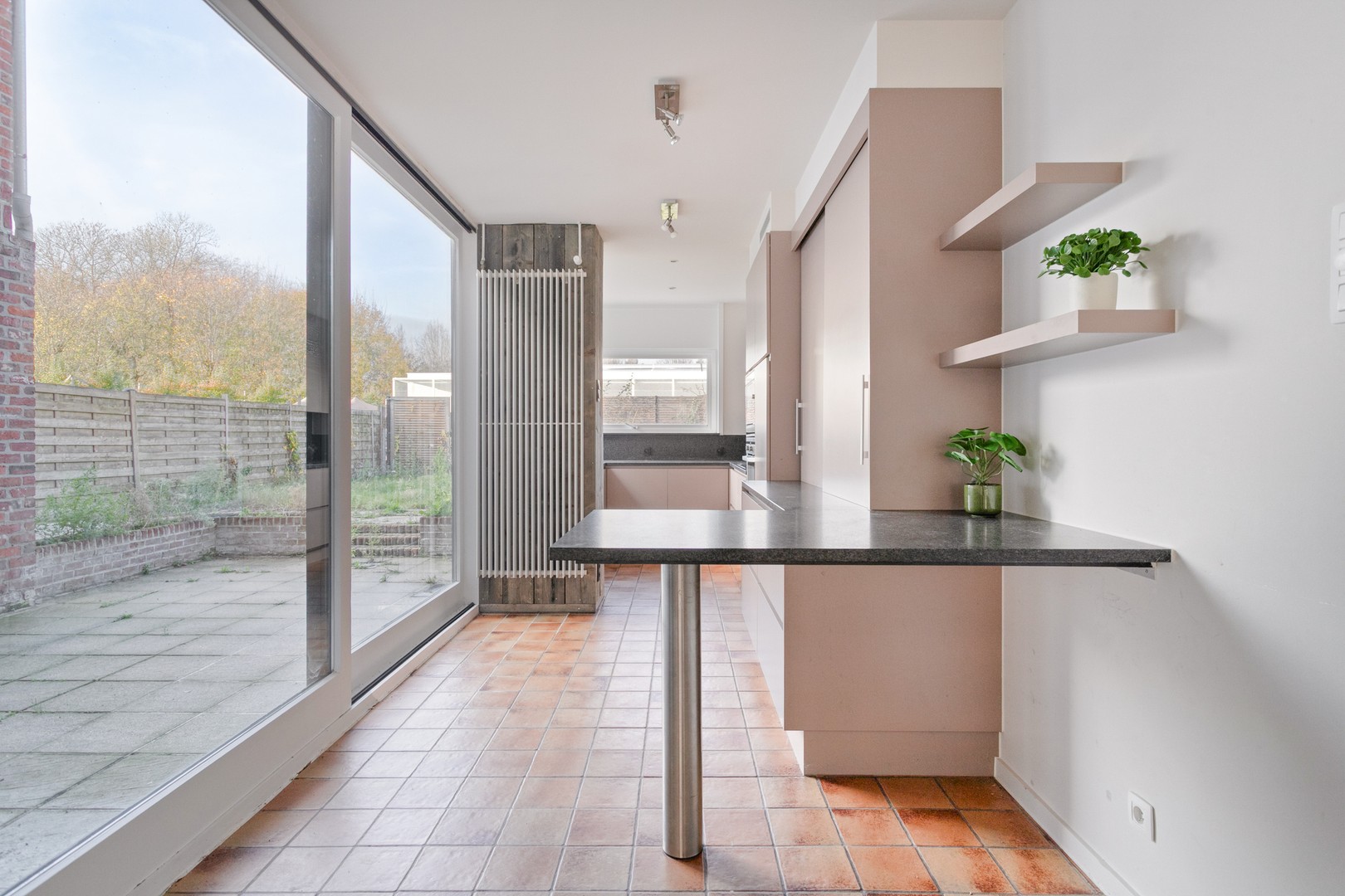 Ruime en opgefriste stadwoning met omheinde tuin te Roeselare - foto 5