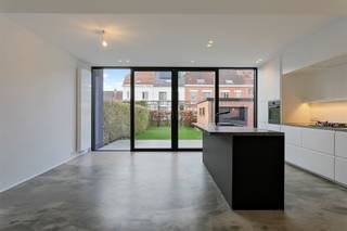 <p><span>Zeer mooie halfopen bebouwing met garage, gelegen in de gegeerde wijk Elsdonk.</span></p><p><span> </span></p><p><span>Bij het betreden van de woning merkt u meteen dat deze woning met veel zorg en smaak werd gerenoveerd. Via de inkomhal komt u binnen in de ruime leefruimte met gezellige gashaard. Aansluitend bevindt zich de volledig geïnstalleerde open keuken, die uitgeeft op de zuidgerichte tuin.</span></p><p><span> </span></p><p><span>Op de eerste verdieping bevinden zich twee ruime slaapkamers (18 m² en 12 m²), een douchekamer, een wasplaats en een apart toilet.</span></p><p><span> </span></p><p><span>De tweede verdieping beschikt over een derde slaapkamer met airconditioning en een ensuite badkamer met toilet.</span></p><p><span> </span></p><p><span>Kortom, een instapklare en lichtrijke woning op een gegeerde locatie in de Elsdonkwijk, waar rustig wonen en een uitstekende bereikbaarheid hand in hand gaan.</span></p><p><span> </span></p><p><span>Een unieke kans voor wie op zoek is naar een kwalitatieve woning in Edegem. Plan snel uw bezoek en ontdek deze woning zelf.</span></p><p><span> </span></p><p><span>De woning is gelegen in een rustige en kindvriendelijke buurt, op korte afstand van scholen, winkels, openbaar vervoer en recreatiemogelijkheden. Dankzij de vlotte verbindingswegen bereikt u Antwerpen, Brussel en de omliggende gemeenten snel en eenvoudig.</span></p><p><span> </span></p><p><span>Voor meer info: 03/283.06.06 of info@reant.be</span></p>