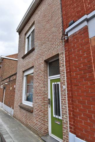 In de Graaf van Vlaanderenstraat te Menen bevindt zich deze karaktervolle woning met veel potentieel. Gelegen in een rustige buurt, maar toch op wandelafstand van winkels, scholen, openbaar vervoer en het stadscentrum. De centrale ligging zorgt voor een vlotte verbinding met omliggende gemeenten en de autosnelweg.<br /><br />Indeling als volgt:<br />Bij het betreden van de woning komt u terecht in een inkomhal die toegang geeft tot een gezellige leefruimte, voorzien van een gaskachel. Aansluitend bevindt zich het keukengedeelte met ontbijthoek.<br />De badkamer is praktisch ingericht met lavabo, douchecel en toilet.<br /><br />De onderhoudsvriendelijke tuin is Oost gericht, wat zorgt voor ochtend- en middagzon. Ideaal om buiten te genieten. Achteraan bevindt zich ook een praktisch berghok.<br /><br />Op de eerste verdieping zijn er 2 volwaardige slaapkamers. De bovenste verdieping, bereikbaar via een vaste trap, biedt een ruime masterbedroom van maar liefst 31 m²!<br /><br />De woning is "op te knappen", maar biedt sterke troeven. Een stevige basis dus om verder op te bouwen naar uw smaak en noden.<br /><br />Gratis parkeren in de straat.<br /><br />Onze ref. DEV4665
