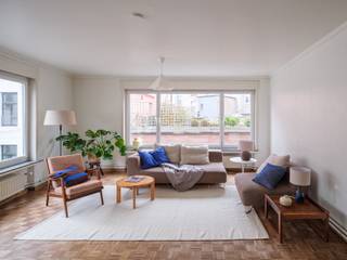 <strong>Lichtrijk 2-slpk hoekappartement nabij de Coupure in centrum Gent.</strong><br /><br /><em>Voor meer informatie mail naar info@carloeggermont.be </em><br /><br /><em>Dit appartement vinden we terug op de eerste verdieping van een hoekgebouw gelegen op de kruising van de Twaalfkameren en de Johan Daisnestraat.</em><br /><br />Rustig gelegen op wandelafstand van de Kouter en de belangrijkste winkelstraten van het Gentse stadscentrum. De ideale uitvalsbasis en het ideale rustpunt te midden van het bruisende stadsleven.<br /><br />Via de lift krijgt men toegang tot het appartement op de eerste verdieping. Het appartement geniet een logische en praktische indeling. <br /><br />De inkomhal voorzien van gastentoilet geeft toegang tot de leef- en eetruimte die samen een lichtrijk geheel vormen dankzij dat de hoekligging en de daarbij horende raampartijen. In deze ruimte vinden we nog het origieneel parket. Aansluitend aan de eetplaats vinden we de keuken met een even praktische indeling en toegang tot een balkon. Achter de keuken is er nog een handige een bergplaats.<br /><br />De hal  van het appartement leidt naar twee aangename slaapkamers en de badkamer die voorzien is van een bad/douche en wastafel.<br /><br /><strong>Kortom, gelegen op deze toplocatie is dit de ideale investering voor zowel young professionals, investeerders of voor ouders van studerende kinderen.</strong><br /><br /><em>(Maandelijkse provisiekosten: € 116, verbruik gas/water collectief, privatieve kelderberging inbegrepen)</em>