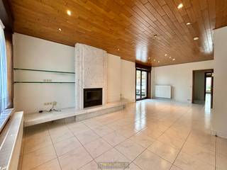 In het hartje van de Vlaamse Ardennen vindt u deze uitermate RUIME GEZINSWONING, gelegen in het dorp van Etikhove (Maarkedal), in de nabijheid...