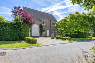 TE KOOP MET PRE-VIEW: enkel op afspraak.<br /><br />Prachtige, tijdloze villa op toplocatie in Zoersel, uiterst rustig gelegen op het einde van een mooie buurt en omringd door groen. Op een perceel van 1.737 m² geniet u hier van een schitterend aangelegde tuin met zwemvijver, buitendouche en charmante tuinberging.<br /><br /><strong>INDELING </strong><br /><br /><span>Gelijkvloers</span>:<br />U betreedt de woning via een ruime inkomhal met gastentoilet. Een stijlvolle smeedijzeren deur geeft toegang tot de lichtrijke leefruimte met zithoek en eetkamer. Aansluitend bevindt zich een gezellige TV-hoek met houtkachel en een grote, praktische bureau, ook bereikbaar via de inkomhal.<br />Vanuit de leefruimte komt u in de ruime keuken, die uitgeeft op een koele berging en de inpandige garage met extra toilet. De garage biedt ook toegang tot de zijtuin.<br /><br /><span>Eerste verdieping:</span><br />Via de royale nachthal met apart nachttoilet bereikt u drie grote slaapkamers en een comfortabele badkamer met ligbad, inloopdouche en dubbele wastafel. Daarnaast is er een zeer ruime wasplaats, die verder doorloopt in een eerste praktische berging.<br /><br /><span>Tweede verdieping:</span><br />De tweede verdieping is bereikbaar via een vaste trap. Hier vindt u een vierde, zeer ruime afgewerkte kamer. Daarnaast zijn er nog twee grote casco ruimtes die u volledig naar eigen wens kunt inrichten, bijvoorbeeld als extra slaapkamer met ensuite dressing, hobbyruimte of bureau.<br /><br /><span>Tuin:</span><br /><span>De tuin is een echte oase van rust: prachtig aangelegd, voorzien van een zwemvijver met warmtepomp, buitendouche, zonneterras, een charmante, functionele tuinberging en een aangeplante boomgaard in de achtertuin. De ligging op het einde van een rustige en mooie buurt, nabij de toegang van Zoerselbos, zorgt voor maximale privacy en een groen uitzicht.</span><br /><br /><strong>BIJZONDERHEDEN</strong><br /><br />+ Zeer ruime, tijdloze villa<br />+ <span>4 à 5 SLK, uitbreidbaar tot +6 SLK</span><br />+ Topligging nabij Zoerselbos<br />+ Parketvloer in de leefruimte<br />+ Houtkachel in de living / TV-hoek<br />+ Kruipruimte<br />+ Prachtig aangelegde tuin<br />+ meerdere terrassen<br />+ Zwemvijver met warmtepomp<br />+ Buitendouche<br />+ Charmante tuinberging<br />+ Gunstig EPC (label B)<br />+ Elektriciteit conform<br /><br />Deze woning combineert ruimte, rust, privacy én geniet van een droomtuin op een absolute toplocatie.<br /><br />Voor meer info of een bezoek ter plaatse kan u vrijblijvend contact opnemen met Kitty op 0485.916.417, 03.227.58.58 of kitty@reds.be.