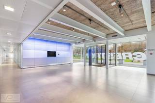 Moderne kantoorruimtes in gerenoveerd Crestron-gebouwDeze instapklare kantoorruimtes bevinden zich op het gelijkvloers en de eerste verdieping van...