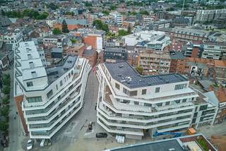 <span><span><strong>Geniet van 6% btw, ook interessant voor investeerders! Informeer naar de voorwaarden.</strong><br /><br />De Bonnefant, Wonen in het midden van de stad en toch omgeven door groen. Een iconisch gebouw op een centrale en culturele locatie waar er ruimte is voor luxe, een onvergetelijke woonervaring of zorgeloos wonen in een assistentiewoning. <br /><br />Tussen de gebouwen van De Bonnefant is een <strong>groene doorsteek</strong> gecreëerd die de Demerstraat rechtstreeks verbindt met het begijnhof. Gezellig vertoeven in één van de twee gemeenschappelijke binnentuinen of liever een barbecue met de buren? Bovendien hebben de terrassen geïntegreerde plantenbakken die zijn uitgerust met een automatisch beregeningssysteem. Een extra groene beleving is verzekerd.<br /><br />Het bestaande RTT-gebouw is volledig gerenoveerd met het behoud van de Hasseltse authenticiteit en verder uitgebreid met energiezuinige nieuwbouw. Parkeren in het centrum is geen evidentie maar toekomstige bewoners van De Bonnefant kunnen parkeren in de ruime ondergrondse parkeerplaats. Je kan ook je fiets kwijt in de fietsenstalling. <br /><br /></span></span>
<p><strong>ASSISTENTIEWONINGEN<br /></strong>Centraal gelegen of rust en persoonlijk comfort? In deze assistentiewoningen hoef je niet te kiezen. 1 of 2 slaapkamers, compact maar alle moderne comfort. Wonen zonder zorgen! Geniet van een uitgebreid pakket aan services en diensten van <strong>erkende zorgpartner</strong> <strong>Begralim</strong>. Zo staat er dag en nacht een <strong>hulpverlener</strong> klaar via een oproepsysteem en kan je een keer per week terecht bij de <strong>woningassistent</strong> voor al je zorgen. Je krijgt bovendien voorrang om te verhuizen naar het Hasseltse woon-en zorgcentrum Sint-Elisabeth. En dit alles voor een<strong> lage vaste dagprijs</strong><strong> van 3€</strong>.</p>
<p><strong>Investeren zonder zorgen</strong></p>
<p>Als investeerder hoef je je geen zorgen te maken over de uitbating van de assistentiewoningen. Die gebeurt door Begralim, een gekende naam in Hasselt. Indien gewenst, neemt Begralim de verhuring voor haar rekening. Later zelf nood aan een assistentiewoning? Dan ben jij natuurlijk verzekerd van een comfortabele assistentiewoning in De Bonnefant.</p>
<p>GENIET NU VAN <strong>6% btw</strong> (onder voorwaarden)</p>
<p>Enkele voordelen op een rijtje:<br />-slechts 12% btw op constructiewaarde (of *6% indien u als koper in aanmerking komt) <br />-vrijgesteld van onroerende voorheffing<br />-onmiddellijk bewoonbaar<br />-verhuur en dienstverlening via Begralim (https://begralim.be/)<br /><br /></p>
<span><strong>ASSISTENTIEWONING A3 AS 02</strong> - verdiep 3<br />- bewoonbare oppervlakte: 63,70 m²<br />- oppervlakte terras: 12,85 m²<br />- leefruimte met open keuken<br />- terras met zicht op de gezellige verkeersvrije Bonnefantensteeg<br />- slaapkamer met ensuite-badkamer<br />- berging<br /><br />Vermelde prijs is exclusief ondergrondse parkeerplaats en exclusief registratie, btw en notariskosten.<br /><br />Alle assistentiewoningen werden intussen volledig afgewerkt en zijn <strong>onmiddellijk bewoonbaar. </strong>Wij ontzorgen je ook voor <strong>de verkoop </strong>van je <strong>huidige woning</strong>! Voor meer uitleg helpen we je graag verder.<strong><br /></strong><br /></span>