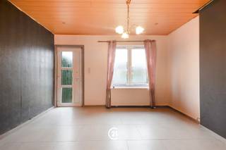 wij stellen u deze op te frissen 3gevel bel-etagewoning met zuid gerichte tuin en zwembad (momenteel ingericht als zorgwoning) voor in Kester. Gelijkvloers: salon (26m2), ingerichte keuken, badkamer en leefveranda (17m2) met terras en tuin met zwembad. Directe toegang naar verdiep gaat zowel via de trap van het gelijkvloers als via de garage. Verdiep: Salon/ eetplaats (31m2), ingerichte keuken, 1 slaapkamer. Zolderverdiep: 2 slaapkamers, badkamer 2 en dressing. Ruime parking voor de woning en garage 1 wagen. Deels onderkeldert. CV aardgas, EPC C 217, Asbestveilig. Te bezoeken