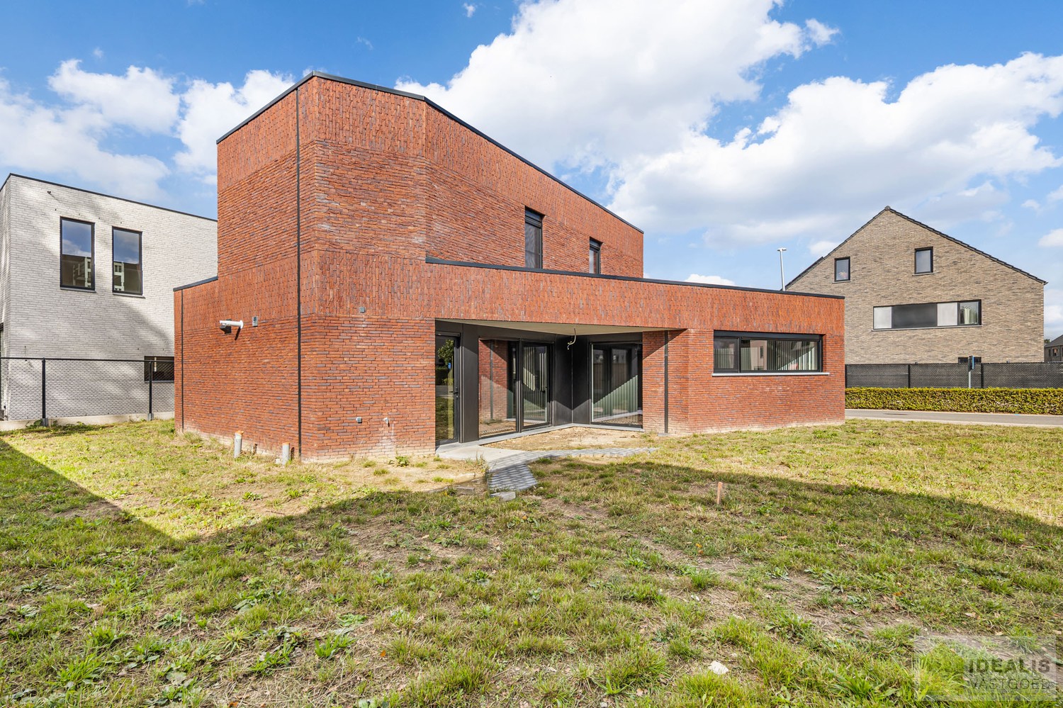 PRACHTIGE NIEUWBOUWWONING (2% REGISTRATIERECHTEN MOGELIJK!) MET EEN HEERLIJK LICHTRIJKE WOONKAMER MET OPEN KEUKEN, RUIME BERGING, BUREEL, 3 SLAAPKAMERS, RUIME DRESSING EN RUIME BADKAMER VOORZIEN VAN ALLE COMFORT! EEN HEERLIJK RUIM HUIS MET EEN NAAR WENS A - foto 4