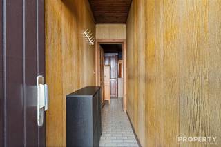 Gezellige woning met uitweg te koop!Indeling: inkomhal, leefruimte met gaskachel, keuken met ontbijthoek, badkamer, berging. Op de eerste verdieping...