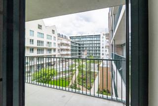 Locatie:<br />De spiksplinternieuwe Slachthuissite biedt rust op een centrale locatie. Alle voorzieningen zijn binnen handbereik. Deze gezellige nieuwe buurt licht vlakbij Park Spoor Noord, en belangrijke invalswagen. <br />Het project beschikt over een gemeenschappelijke binnentuin die mooi is aangelegd en draagt bij aan een rustige en groene omgeving. Het appartement is gelegen op de binnenplaats en geniet hierdoor van het uitzicht op de binnentuin. <br /><br />Indeling:<br />Het appartement op de tweede verdieping (met lift) beschikt over een inkomhal waar plaats is voor een vestiairekast en een aparte berging met aansluiting voor een wasmachine. Vooraan aan het appartement is de eerste slaapkamer gelegen. Verder in het appartement vinden we de gezellige woonruimte met harmonicaramen. Deze creëren een connectie met de groene omgeving. Naast de woonruimte is de tweede slaapkamer gelegen. En middenin het appartement vinden we de moderne badkamer en het aparte toilet. <br /><br />Bijzonderheden:<br />Zeer energiezuinig, met vloerverwarming. EPB in aanvraag (gebouw net opgeleverd).<br />Appartement wordt nog geschilderd en voorzien van verlichting. <br />Individuele meters voor water en elektriciteit<br />Gemeenschappelijke kosten: €140 (onderhoud gemene delen, lift, binnentuin...)