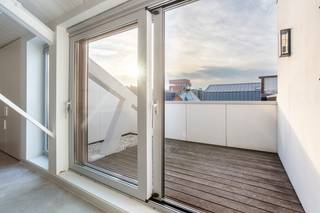 This stylish loft of approx. 173 m² with a terrace of approx. 9 m² is located on the fourth and top floor of a former warehouse that has been completely renovated.<br /><br />The spacious entrance hall leads to the living area, with a staircase leading to the mezzanine where the open kitchen and dining area are located. The characterful, white-painted wooden roof trusses immediately catch the eye here. This space offers direct access to the terrace, which offers a beautiful view of the MAS.<br /><br />The beautiful custom-made kitchen, finished in smoked oak joinery and with beige composite stone worktops, is equipped with high-quality built-in appliances: dishwasher, fridge with freezer, induction hob, combi-oven and convection oven. Adjacent to the kitchen is a functional storage room, ideal for extra storage.<br /><br />The two spacious and fully-fledged bedrooms each have their own designer bathroom, with smoked oak joinery providing a stylish reference to the kitchen.<br />The master bedroom is equipped with a freestanding bathtub, a spacious walk-in shower, a double washbasin and a toilet. The second bedroom has a bathroom with a walk-in shower and washbasin.<br /><br />Oak parquet flooring and black wrought iron interior doors with glass were chosen throughout the flat, providing plenty of light and a refined loft atmosphere.<br />A spacious storage/laundry room with connections for a washing machine and dryer completes the whole.<br /><br />Separate guest toilet.<br /><br />Common charges: 110 Euro.<br />All utilities are to be paid privately by the tenant.<br /><br />Available immediately.