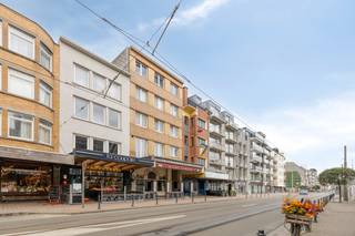 Commerce unique 'La Coupole' avec habitation à vendre sur la Nieuwpoortlaan à La Panne.<br /><br />Vous êtes à la recherche d’un restaurant clé en main à vendre à La Panne ? Ou rêvez-vous d’un commerce avec habitation sur la côte belge ? Alors ce bien remarquable, connu sous le nom de 'La Coupole', est fait pour vous !<br /><br />Ce restaurant prêt à l’emploi constitue une excellente opportunité pour quiconque souhaite démarrer ou développer une activité horeca sur la côte. Le restaurant peut accueillir 70 personnes et dispose d’une terrasse conviviale pour 10 personnes. Il est équipé d’une cuisine moderne entièrement fonctionnelle, d’un espace de stockage et d’une grande cave. L’intérieur est élégant et intemporel.<br /><br />À l’étage se trouvent deux logements. L’appartement duplex comprend 2 chambres, un vaste séjour avec cuisine ouverte, une salle de bain avec baignoire et lavabo, ainsi qu’un espace de rangement supplémentaire.<br /><br />Le second appartement dispose d’une chambre, d’un séjour avec cuisine ouverte et de toilettes, idéal comme opportunité de location.<br /><br /><strong>ATOUTS :</strong>
<ul>
<li>Restaurant à succès avec potentiel</li>
<li>Habitation au-dessus du restaurant</li>
<li>Emplacement de choix sur la côte belge</li>
</ul>