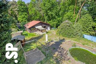 Chalet op perceel van 4.205,04 m² recreatiegrond in het hart van Laakdal.<br /><br />Op zoek naar een sfeervol tweede verblijf midden in het groen? Deze gezellige <strong>chalet</strong>, gelegen op een ruim perceel van <strong>4.205,04 m²</strong>, biedt de ideale uitvalsbasis voor wie rust, natuur en privacy zoekt. Het perceel is <strong>gelegen in een uitgestrekt en mooi recreatiegebied,</strong> wat het de perfecte plek maakt voor natuurliefhebbers. <br /><br />De chalet bevindt zich in het <strong>bosrijke Laakdal</strong>, op een prachtig perceel dat volledig omheind is en rechtstreeks bereikbaar is vanaf de openbare weg. Hier word je elke ochtend wakker door het zachte gezang van vogels en de frisse geur van het omringende groen. <br /><br />Indeling en troeven:<br />- Gezellige chalet, ideaal als <strong>weekendverblijf of tweede verblijf</strong><br />- Gelegen op <strong> 4.205,04 m² recreatiegrond</strong><br />- <strong>Volledig omheind perceel</strong> met natuurlijke begroeiing<br />- <strong>Goede bereikbaarheid</strong> via de openbare weg<br />- Omgeven door <strong>groen, rust en natuur<br /></strong>- Asbestveilig <br /><br />Perfecte plek om te ontspannen, wandelen, fietsen en genieten<br /><br />Let op: domicilie is niet toegestaan, dit pand is uitsluitend bestemd voor recreatief gebruik.<br /><br />Laat je verleiden door deze unieke kans om te investeren in rust en natuur. Ideaal voor natuurliefhebbers, rustzoekers of wie een eigen plekje in het groen zoekt om er even tussenuit te zijn.<br /><br />Voor meer informatie of een bezoek ter plaatse, kan u contact opnemen met IMMO SP via <strong>014/591020</strong> of mailen naar <strong>Jill@immosp.be.</strong><br /><br />Benieuwd naar de waarde van uw eigen woning? Vraag vrijblijvend een gratis verkoopanalyse aan – wij helpen u graag verder!