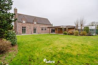 Deze prachtige villa is ideaal gelegen in het hart van Rumbeke, waar bakkers, slagers, scholen en andere voorzieningen zich op wandel- en...