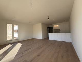 <p>Kijkmoment op zaterdag 9 mei (voormiddag).</p><p>Dit lichtrijke, energiezuinige nieuwbouwappartement bevindt zit in het hart van Oud-Berchem, in project “De Wastuin”. Cafés, supermarkten, openbaar vervoer en het station van Berchem bevinden zich allemaal binnen wandelafstand. Hoewel alles vlakbij is, is het een heerlijk rustige buurt om te vertoeven.<br />Het appartement is gloednieuw en wordt voor het eerst te huur gezet.</p><p>Binnenkomen doe je via de hal, die je onder andere naar de ruime leefruimte met open keuken leidt. De keuken is uitgerust met alle moderne comfort: een vaatwasser, koelkast met vriesvak, oven en inductiekookplaat.</p><p>De living geeft toegang tot het zuidgerichte terras (6m²), dat groot genoeg is om een tafel te zetten en buiten te kunnen eten.<br />Via de hal kom je uit op de badkamer, voorzien van douche en dubbele lavabo, het apart gastentoilet en de twee slaapkamers.<br />Tot slot bevindt er zich in het appartement een berging (met technische ruimte), die ook kan dienen als wasplaats.</p><p>Bijzonderheden: energiezuinig appartement met individuele nutsvoorzieningen; zuidgericht terras, gemeenschappelijke binnentuin en fietsenberging; geen extra gemeenschappelijke kosten.</p>