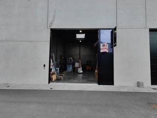 Magnifiek gelegen nieuwbouw KMO-unit van 96 m² en 1 privatieve parkeerplaats te huur op industriezone Waggelwater.De casco loods (brandklasse B) is...