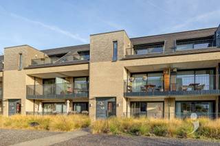 <p><span>Assistentiewoning in het centrum van Herent</span></p><p><span>Een hoogwaardig appartement met de nodige woonassistentie!</span></p><p><span>Het appartement bevindt zich op de bovenste verdieping van een nieuwbouw en bestaat uit een zonnige leefruimte met een makkelijk bereikbaar terras.</span></p><p><span>De leefruimte biedt plaats voor een salon en een eetplaats, deze is gekoppeld aan de open keuken. een volledig ingerichte keuken met alle toestellen. Bij het ontwerp van de keuken is veel aandacht geschonken aan ergonomie en gebruiksgemak.</span></p><p><span>Vlak bij de keuken bevindt zich een bergruimte.</span></p><p><span>Via de nachthal heeft men toegang tot een erg ruime slaapkamer met ingebouwde kast en bureau, apart toilet en een badkamer. Ook in deze badkamer vormen vlotte bereikbaarheid en rolstoelvriendelijkheid de basis voor het ontwerp.</span></p><p><span>De slaapkamer geeft rechtstreeks toegang tot een bijkomende kamer/bergruimte.</span></p><p><span>Het hele appartement is aangepast voor rolstoelgebruikers.</span></p><p><span>Inclusief in de prijs is een ondergrondse parkeerplaats inbegrepen.</span></p><p><span>U beschikt tevens over een aangename gemeenschappelijke tuin, alsook een gemeenschapsruimte waar u terecht kan met bezoek, of kan deelnemen aan verschillende activiteiten.</span></p><p><span>Het gebouw wordt beheerd door i-Mens, zo is er steeds een zorgcoördinator aanwezig die ondersteuning biedt waar nodig, maar ook is er een noodoproepsysteem beschikbaar in ieder appartement. Voor deze bijkomende zorg betaalt u een dagprijs van 13,70 EUR.</span></p><p><span> </span></p><p><span>Interesse? Aarzel niet ons te contacteren voor een bezoek ter plaatse via 016 15 31 15 of <span>info@immolivit.be</span></span><span> </span></p><p><span> </span></p>