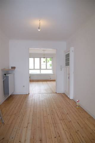 <p><span>Inschrijven voor een bezichtiging kan enkel via de huuraanvraag op deze website.</span></p><p><span> </span></p><p><span>Charmant gerenoveerd appartement 1ste verdieping (zonder lift) met volgende indeling: knusse leefruimte, open keuken met toestellen, 1 slaapkamer, badkamer met inloopdouche, lavabo, toilet en aansluiting wasmachine. Terras aan de achterzijde. Geen vaste kosten. Kelderberging beschikbaar. Het appartement is onmiddellijk beschikbaar. Maandelijkse kosten 30 euro : elektriciteit gemene delen, reinigen brander, afstand van verhaal.</span></p><p><span> </span></p>