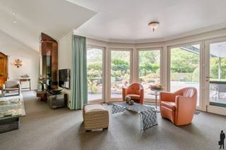 <strong>Charmante gelijkvloerse villa op ca. 3.660 m² in groene parkomgeving!</strong><br /><br /><strong>Comfort, privacy en een uitstekende indeling met een idyllische ligging in een prachtig aangelegde parktuin. Dankzij de vele raampartijen en de doordachte inrichting straalt elke ruimte licht en warmte uit.</strong><br /><br /><strong>De gelijkvloerse verdieping:</strong><br />- <strong>Inkomhal </strong>met gastentoilet en handenwasser, en glazen deur die toegang geeft tot de leefruimte<br />- <strong>Woonkamer </strong>met overvloedig <strong>lichtinval </strong>door de vele <strong>raampartijen</strong>, een <strong>gashaard </strong>voor extra gezelligheid en twee aansluitende deuren naar het terras<br />- <strong>Keuken </strong>uitgerust met dubbele lavabo, Siemens vaatwasser, gasvuur, ATAG oven en microgolf, ingebouwde koelkast en een gezellige <strong>ontbijthoek </strong>met <strong>coffeecorner</strong><br />- <strong>Bijkeuken </strong>met extra lavabo, aansluiting voor wasapparatuur en rechtstreekse toegang tot de <strong>carport (tweede ingang)</strong><br />- <strong>Hoofd</strong><strong>vleugel </strong>met royale <strong>slaapkamer </strong>op vast tapijt, <strong>dressing</strong>, praktische <strong>berging </strong>en aansluitende <strong>badkamer </strong>met dubbele lavabo, <strong>inloopdouche </strong>en toilet. Vanuit zowel de slaapkamer als de badkamer directe toegang tot terras en tuin<br />- <strong>Slaapvleugel </strong>aan de andere zijde met nachthal op vast tapijt, <strong>twee </strong>bijkomende <strong>slaapkamers </strong>en een <strong>tweede badkamer</strong> voorzien van ligbad, lavabo en toilet<br /><br /><strong>Tuin &amp; terras:</strong><br />- Het <strong>terras </strong>is verlenging van de leefruimte, <strong>deels overdekt </strong>en voorzien van een <strong>verwarmd buitenzwembad</strong><br />- <strong>Buitenkitchenette </strong>met ingemaakte kasten, lavabo, koelkast <br />- <strong>Buitendouche </strong>en <strong>praktische bergruimte</strong>: een technische berging voor de zwembadinstallatie en een aparte tuinberging met toegang tot de oprit<br />- <strong>Volledig omheind en privatieve NW-tuin</strong>, met als eyecatcher een majestueuze <strong>Treurcipres </strong>centraal in het groen<br /><br /><strong>Algemeen</strong><br />- Verwarming op gas met radiatoren en heteluchtroosters<br />- <strong>Uitstekend onderhouden </strong>doorheen de jarenn<br />- Voorzien van <strong>40 zonnepanelen</strong><br />- Lange privatieve <strong>oprijlaan </strong>met <strong>automatische poort</strong> en <strong>dubbele carport</strong><br />- <strong>Rustige ligging, omgeven door natuur en parktuin</strong><br />- <strong>Doordachte indeling </strong>met een vlotte circulatie tussen de ruimtes<br /><strong>- Volledig nieuw dak in 2021</strong><br />- Extra troef: mogelijkheid tot <strong>praktijk </strong>aan huis