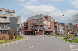 Dit recent gebouwde duplexappartement verkeert in uitstekende staat en combineert comfort met een moderne uitstraling, gelegen in het centrum...