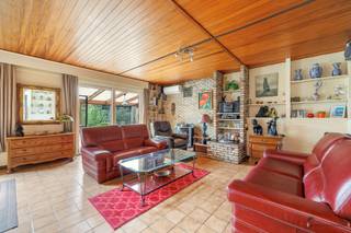 <p><span>Découvrez cette charmante maison entièrement de plain-pied, idéale pour ceux qui recherchent le confort, l'espace et la tranquillité. Avec ses trois chambres, sa véranda lumineuse et son grand jardin, cette maison est parfaite pour les familles ou les bons vivants à la recherche d'une maison individuelle dans un quartier calme.</span></p><h2><span>Confort de vie sur un seul niveau</span></h2><p><span>Cette charmante maison individuelle offre toutes ses pièces de vie au rez-de-chaussée, garantissant ainsi un confort optimal et une accessibilité parfaite. Le grand salon lumineux constitue le cœur de la maison et invite à passer d'agréables moments en famille ou entre amis. Les fenêtres en PVC rénovées confèrent non seulement un aspect moderne à la maison, mais garantissent également une excellente isolation et laissent entrer beaucoup de lumière naturelle.</span></p><h2><span>Espace et fonctionnalité</span></h2><p><span>La maison dispose de trois chambres, d’une salle de bains avec douche et de toilettes séparées, ce qui la rend idéale pour une famille ou pour les personnes souhaitant vivre de plain-pied. Le grenier aménageable offre un espace de rangement supplémentaire pour toutes vos affaires. Le grand garage avec espace de rangement peut non seulement accueillir une voiture, mais aussi des vélos, des outils ou d'autres affaires.</span></p><h2><span>Vie en plein air et emplacement</span></h2><p><span>Profitez du vaste jardin, parfait pour les après-midis ensoleillés, les garden-parties ou comme aire de jeux pour les enfants. La véranda lumineuse est un endroit agréable pour se détendre et profiter de la vie en plein air, quel que soit le temps. Située dans une rue calme, cette maison offre un cadre paisible, à l'écart de l'agitation, tout en étant proche de toutes sortes de commodités.</span></p><h2><span>Une maison au potentiel énorme</span></h2><p><span>Cette maison allie charme et tranquillité. Que vous recherchiez une maison familiale, un investissement ou un projet à rénover à votre goût, cette maison située dans un quartier calme est une opportunité à ne pas manquer.</span></p><p><span>Contactez-nous sans tarder pour une visite et laissez-vous convaincre par les nombreux atouts de cette maison unique !</span></p>
