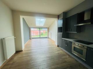 Assebroek, leuk ENERGIEZUINIG gezellig instapklaar woonhuis met 3 SLAAPKAMERS en tuintje<br />Omvat: Ruime lichtrijke living met PLANKENVLOEREN en open ingerichte keuken, uitgevend op tuintje met houten tuinberging.<br /> 1é Verd: overloop, mooie slaapkamer, grote badkamer met ligbad en dubbele lavabo, plaats voor wasmachine en droogkast.<br /> Dakverdiping , 2 slaapkamers.<br />Centrale verwarming met nieuwe condensatiebrander( 2025) op aardgas, dubbel glas.
