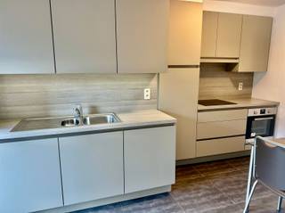 <p><span> </span></p><p><span>Appartement met 2 slaapkamers in centrum Zottegem.</span></p><p><span> </span></p><p><span>INDELING</span></p><p><span>Het appartement bestaat uit een inkomhal, een lichtrijke living met naastliggend de moderne keuken met berging.</span></p><p><span>Aan de keuken is er een klein terras, achteraan aan de slaapkamer is er een 2e terras.</span></p><p><span>Het appartement heeft een vernieuwde badkamer met inloopdouche.</span></p><p><span>Verder is er een apart toilet en zijn er 2 slaapkamers.</span></p><p><span>Bij het appartement hoort een garage.</span></p><p><span> </span></p><p><span>TECHNISCH</span></p><p><span>Gunstig epc B label.</span></p><p><span> </span></p><p><span>LIGGING</span></p><p><span>Het appartement is gelegen in het centrum van Zottegem, vlakbij het station en alle winkels.</span></p><p><span> </span></p><p><span>PRAKTISCH</span></p><p><span>Het appartement is onmiddellijk beschikbaar.</span></p><p><span>70€ gemeenschappelijke kosten.</span></p><p><span>Vraag uw bezoek aan via het contactformulier op onze site immodhondt.be</span></p>