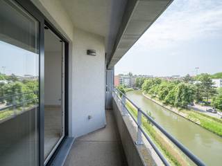 <strong>Appartement met 3 slaapkamers, aangenaam terras en autostaanplaats met prachtig en open zicht over de Le</strong>ie. <br /><br /><em>Bezoekmoment: donderdag 30 oktober tussen 16u en 16u30  (schrijf u in op info@carloeggermont.be).</em><br /><br />Dit appartement bevindt zich op de 4de verdieping van een goed onderhouden residentie (2003), ideaal gelegen aan de Eedverbondkaai, tussen de Bijloke en de stationsbuurt, op wandelafstand van het centrum.<br /><br />Vooraan het appartement is er een brede leefruimte die we kunnen opdelen in een zit- en eetgedeelte, beiden met zicht over het water en toegang tot het terras.<br />De afzonderlijke, maar vlot integreerbare keuken is uitgerust en beschikt over twee praktische bergingen: een voorraadberging en een technische berging met aansluiting voor wasmachine en droogkast.<br /><br />Via de inkomhal, voorzien van een vestiaire en gastentoilet, bereiken we het nachtgedeelte. De hoofdslaapkamer beschikt over een en-suite douchekamer met wastafel en douche. De twee andere slaapkamers delen een badkamer met wastafel, ligbad en toilet.<br /><br />Start huurcontract: 1 december 2025<br />Contracttype: 1 jaar (domicilie verplicht! GEEN STUDENTEN)<br />€ 75 maandelijkse kosten<br />EGW afzonderlijk te betalen 