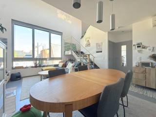 Bezoekdag 23 april - reserveer jouw tijdslot via www.polares.eu! <br /><br />Op de tweede verdieping van deze kleinschalige residentie kan je dit lichtrijke duplex appartement terugvinden. Er is geen lift aanwezig in het gebouw. <br /><br />De inkomhal is voorzien van een vestiaire. Deze brengt je naar de lichtrijke leefruimte met open keuken. De keuken is volledig geïnstalleerd en voorzien van al het nodige comfort dat je maar nodig hebt. De leefruimte biedt voldoende plaats voor een zit- en eetgedeelte. <br />Daarnaast beschik je nog over een praktische berging met aansluiting voor wasmachine en droogkast. De mezzanine kan je gebruiken als extra leefruimte of als bureau. Hier zijn teven ingebouwde kasten voorzien voor extra opbergruimte. Vanuit de mezzanine heb je ook toegang tot het ruime, zonnige terras. <br /><br />Verderop kan je de twee slaapkamers terugvinden, waarvan de hoofdslaapkamer voorzien is van een ingebouwde kast. De badkamer is uitgerust met een toilet, douche en enkele wastafel. Verder is er hier ook voldoende opbergruimte. <br /><br />De belangrijkste troeven van dit appartement zijn:<br />- energiezuinig (EPC met label A)<br />- airconditioning<br />- lichtrijk <br />- kleine residentie met lage gemeenschappelijke kosten<br /><br />De maandelijkse lasten bedragen €55. De gemeenschappelijke kosten dienen voor het onderhoud van de gemeenschappelijke delen, onderhoud waterverzachter en onderhoud van de verwarmingsinstallatie.