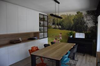In optie<br /><br />Ruime, kwalitatief afgewerkte gezinswoning met 4 slaapkamers op zeer centrale ligging in Melsele!<br /><br />Instapklare en energiezuinige woning uit 2014 met maar liefst 243 m² bewoonbare oppervlakte op een perceel van 471 m². Dankzij de zuidwestelijke oriëntatie geniet je hier volop van licht en zon. De woning beschikt over 4 slaapkamers, 2 badkamers, 2 toiletten, een inpandige garage, 2 bergingen en technische ruimte. <br /><br />Het gelijkvloers voorziet de woning van een prachtige leefruimte met open keuken voorzien van alle comfort (heteluchtoven, microgolfoven, dubbele spoelbak, vaatwasser, koelkast, diepvries en inductie kookvuur), een gezellige eethoek (met ingemaakte kasten en indirecte verlichting), een zithoek en een apart toilet met handenwasser. <br /><br />Op het eerste verdiep bevinden zich drie ruime slaapkamers (met ingemaakte kasten), een ruime badkamer (voorzien van inloopdouche, dubbel lavabomeubel en hangkasten) en een apart toilet. Alle slaapkamers zijn uitgerust met verduisterende screens.<br /><br />Op de tweede verdieping is er een vierde zeer ruime slaapkamer met aansluitend prachtig afgewerkte badkamer (voorzien van ligbad en dubbel lavabomeubel), een bureauruimte en een kleine zolderberging. Deze verdieping is zeer praktisch en kwalitatief afgewerkt met tal van ingemaakte kasten. <br /><br />De woning beschikt bovendien over een ruime inpandige garage met aansluitend een berging. De woning heeft een zuidwest georiënteerde tuin met terras en pergola (voorzien van alle opties: mogelijkheid om dak en alle zijwanden te openen, ledverlichting, infraroodverwarming en zonnescreens).<br /><br />Een absolute troef is de bereikbaarheid (vlakbij invalswegen zoals E34, E17, N70).<br /><br />Ook op het vlak energie (EPC A) is deze woning uitstekend uitgerust met vloerverwarming op alle verdiepingen, 15 zonnepanelen 4050 Wp, een thuisbatterij 10 kW, airconditioning op de eerste en tweede verdieping en een waterverzachter.