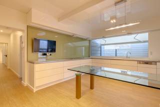 <p><strong>Uitzonderlijk gelijkvloers appartement met 4 slaapkamers, 3 badkamers en overdekt terras met tuintje. Ook een ruime en hoge garage is aanwezig. EPC Label-B - elektriciteit conform<br /><br />Ligging</strong>: Gelegen in het centrum van Westmeerbeek met alle faciliteiten (shopping park, openbaar vervoer,…) in de directe omgeving. Met een zeer goede verbinding naar omliggende gemeentes. Tevens is er een goede verbinding naar E313 (17min.) en E314 (20min.)<br /><br /><strong>Indeling</strong>: zie foto plan</p>
<p><strong>Omschrijving</strong>: Het appartement geniet van riante ruimtes en is doorheen de tijd volledig en grondig gerenoveerd. De leefruimte omvat een grote woonkamer met aansluitend een zeer ruime keuken van ca. 35 m². De keuken is volledig geïnstalleerd, zeer praktisch en staat in verbinding met het overdekte terras en bijhorend tuintje. Verder beschikt het appartement over vier volwaardige slaapkamers waarvan er drie een eigen badkamer hebben. De grootste badkamer betreft een echte wellness badkamer met luxe regendouche, bad, een tweede toilet en dubbele lavabo. <br />Buiten beschikt het appartement over een werkhuis of garage van 35 m² en is de inrit afsluitbaar met een automatische poort.<br />Ideaal voor starters, kleine gezinnen, uitbollers,...</p>
<p><strong>Extra:<br /></strong>- EPC: 166 kWh/m²/jaar<br />- ruime garage of werkhuis<br />- elektriciteit conform<br />- verkoop onder registratierechten<br /><br /><strong>Bijzondere informatieplicht:</strong> in aanvraag.</p>