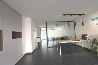 Century 21 ImmoNero stelt voor: Uitstekend gelegen gelijkvloers handelspand/ kantoorruimte in het centrum van Hoeilaart. Oppervlakte...