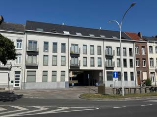 Zonnig dak-appartement op wandelafstand van het centrum van Mechelen met twee slaapkamers en een ruim zonneterras.Het gezellige appartement is toegankelijk via de inkomhal die uitgeeft op de woon- en eetkamer. De ruime ingebouwde kast in de inkomhal kan dienen als kleerkast of vestiaire-kast. Aanpalend aan de leefruimte is er de open ingerichte keuken voorzien van dubbele inox spoeltafel met verlek, vaatwasmachine, hete luchtoven, keramische kookplaat met dampkap, en koelkast met vriesvak. Aan de zijde van de achtergevel geeft de leefruimte via de grote raampartijen toegang tot het mooie ruime zonneterras.Vervolgens zijn de twee slaapkamers, één van 16 m², en een tweede van 13 m² voorzien van veluxramen met verduisterings- en horsysteem. De volledig betegelde badkamer omvat een ligbad voorzien van een douche-wand, toilet en enkele lavabo met meubel. Daarnaast is er ook een gastentoilet voorzien aan de woonst. Tot slot, heeft u voldoende opberg-mogelijkheden dankzij de ruime berging van circa 9 m² in het appartement (voorzien van aansluiting voor de wasmachine) en een gemeenschappelijke fietsenberging. Mogelijkheid tot aankoop ondergrondse parking (P45) met kelderberging mits 30.000euro