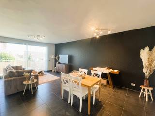 omvattende een inkomhal met vestiaire en apart toilet, ruime living, modern ingerichte open keuken, nachthal, moderne badkamer, 2...