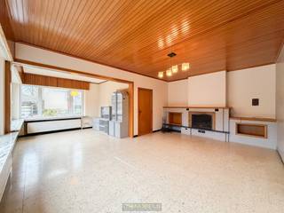 <h3><span>INSTAPKLARE HALFOPEN BEBOUWING, gelegen in de DORPSKERN van het LANDELIJKE Gontrode, deelgemeente van Melle. Deze woning heeft een UITSTEKENDE BEREIKBAARHEID, op korte afstand van winkels, scholen, openbaar vervoer en recreatie. Door zijn PRAKTISCHE INDELING en UITBREIDINGSMOGELIJKHEDEN op zolder vormt deze woning de IDEALE GEZINSWONING. </span></h3>
Op het gelijkvloers beschikt de woning over een ruime inkomhal, een lichtrijke leefruimte, eetplaats en een ingerichte keuken, aangevuld met wasplaats, voorraadkelder, gastentoilet en buitensas. De 1ste verdieping omvat 3 volwaardige slaapkamers, een nachthal en een ingerichte badkamer. Via een schuiftrap bereikt u de ruime zolder, die extra uitbreidingsmogelijkheden biedt.<br />Buitenshuis beschikt de woning over een oprit voor meerdere wagens en een garage/atelier, ideaal als hobbyruimte of bijgebouw. De diepe tuin grenst aan open landschap en biedt een uitzonderlijke buitenbeleving.<br /><br />Adres: Geraardsbergsesteenweg 129 te Gontrode (Melle)<br /><br />EPC: 300 kWh/m², G-score en P-score A, geen renovatieverplichting van toepassing