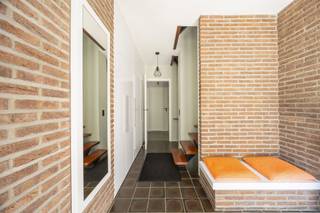 <p><span>Ruime halfopen bebouwing op toplocatie in Buizegem (Edegem)</span></p><p><span> </span></p><p><span>Welkom in deze charmante halfopen bebouwing gelegen aan </span><span>Romeinse Put 70 in Edegem</span><span>, op een absolute topligging in de gegeerde wijk </span><span>Buizegem</span><span>, op wandelafstand van het Forum en met vlotte verbinding naar winkels, scholen en invalswegen.</span></p><p><span> </span></p><p><span>Deze ruime gezinswoning biedt alles wat je nodig hebt voor comfortabel wonen. Met maar liefst </span><span>4 slaapkamers</span><span> én een extra </span><span>bureelruimte (of 5</span><span><sup>de</sup></span><span> slaapkamer)</span><span> is er plaats genoeg voor grote gezinnen, thuiswerkers of hobby liefhebbers.</span></p><p><span>De woning beschikt over een aangename en lichtrijke leefruimte. Geniet van zonnige momenten op het </span><span>terras op de eerste verdieping</span><span> of ontspan in de </span><span>gezellige tuin</span><span>, ideaal voor kinderen, tuinliefhebbers of zomerse etentjes.</span></p><p><span> </span></p><p><span>Verder vind je een praktische </span><span>badkamer uitgerust met zowel een ligbad als een douche</span><span>, perfect voor elk gezinsritme. Dankzij de </span><span>2 aparte toiletten</span><span> geniet je bovendien van extra comfort.</span></p><p><span>Extra troeven zijn de handige </span><span>wasruimte</span><span>, een </span><span>kelder</span><span> voor extra stockage, en uiteraard de </span><span>garage met dubbele oprit</span><span>.</span></p><p><span> </span></p><p><span>Troeven op een rij:</span></p><ul><li><span>Halfopen bebouwing op gegeerde locatie</span></li><li><span>4 ruime slaapkamers + bureelruimte</span></li><li><span>Terras op de eerste verdieping</span></li><li><span>Gezellige tuin</span></li><li><span>Badkamer met ligbad én douche</span></li><li><span>2 aparte toiletten</span></li><li><span>Wasruimte en kelder</span></li><li><span>Garage + oprit voor 2 wagens</span></li><li><span>Rustige, kindvriendelijke buurt nabij het Forum</span></li></ul><p><span>Ben je op zoek naar een ruime woning op een uitstekende locatie in Edegem? Dan is deze woning absoluut een bezoek waard!</span></p><p><span>Sven@home4You.be</span></p><p><span> </span></p>