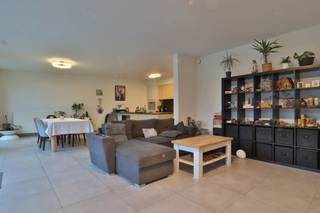 Bent u op zoek naar een prachtig gelijkvloers 2-slaapkamer appartement met grote tuin in het centrum van Beveren?Dit appartement is vast iets voor...