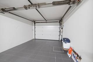 Deze verzorgde bel-étagewoning, gebouwd in 1962, is gelegen in Oostende en biedt een bewoonbare oppervlakte van 232 m². Dankzij de praktische indeling, de ruime garage, het aangename terras en de grote zolder is dit een woning met heel wat mogelijkheden voor wie op zoek is naar ruimte en comfort. De woning beschikt over pvc-ramen met dubbele beglazing, centrale verwarming op aardgas en een conforme elektrische installatie die geldig is tot 2039. Met een EPC van 364 kWh/m²/jaar (label D) is er bovendien geen renovatieverplichting.<br /><br />Op het gelijkvloers komt u binnen via de inkomhal die toegang geeft tot de ruime garage met elektrische sectionale poort. Hier bevinden zich eveneens de waterontharder, de nutsvoorzieningen, cv-ketel en de zekeringkast. Achteraan bevindt zich een praktische berging met uitgietbak, regenwaterpomp en extra opslagruimte.<br /><br />De eerste verdieping vormt het hart van de woning en omvat een lichtrijke leefruimte die via een groot hefschuifraam uitgeeft op het ruime terras op het platte dak. Aansluitend bevindt zich de open, ingerichte keuken met anderhalve spoelbak, vaatwasser, gasfornuis, oven, microgolfoven en koelkast met diepvriesvak. Verder is er op deze verdieping een apart gastentoilet aanwezig.<br /><br />Op de tweede verdieping bevinden zich twee ruime slaapkamers en een verzorgde badkamer, uitgerust met een dubbele wastafel in meubel, een spiegelkast, een inloopdouche en een handdoekradiator. Via de hal bereikt u ten slotte de ruime, geïsoleerde zolder met drie Velux-dakramen, een boiler en een chapevloer. Deze verdieping biedt heel wat potentieel en kan verder worden ingericht als 3de slaapkamer.<br /><br />Deze ruime woning combineert een praktische indeling met comfortabele woonruimtes en een uitstekende basis voor wie op zoek is naar een instapklare woning met uitbreidingsmogelijkheden op een vlot bereikbare ligging in Oostende.<br /><br />Interesse? Contacteer ons en plan uw bezoek in!