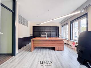 <p>Veelzijdig kantoor op commerciële topligging met 45 m² archiefruimte/opslag!<br /><br />Op een uitstekend bereikbare en commerciële locatie bevindt zich dit ruime kantoor, ideaal voor vrije beroepen, dienstverlenende activiteiten of ondernemingen die op zoek zijn naar een representatieve uitvalsbasis met een vlotte bereikbaarheid voor zowel klanten als medewerkers.<br /><br />Het kantoor beschikt over diverse afzonderlijke kantoor- en vergaderruimtes, waardoor een flexibele en efficiënte indeling mogelijk is. Dankzij de grote raampartijen geniet het pand van een aangename natuurlijke lichtinval, wat bijdraagt aan een comfortabele werkomgeving.<br /><br />Bovendien beschikt deze eigendom over een extra archief- en opslagruimte van ca. 45 m² in de ondergrondse verdieping.<br /><br />Oppervlaktes:<br />Netto bruikbare kantooroppervlakte: ca. 175 m²<br />Oppervlakte volgens eigendomstitel: ca. 190 m²<br />Ondergrondse archief-/opslagruimte: ca. 45 m²<br /><br />Troeven:<br />- Commerciële en goed bereikbare ligging<br />- Diverse kantoor- en vergaderruimtes<br />- Flexibele indelingsmogelijkheden<br />- Extra stockage/opbergruimte (45m²) in ondergrondse verdieping<br />- Geschikt voor diverse professionele activiteiten<br /><br />Voor verdere informatie of vrijblijvend bezoek contacteer Céline op 0476 60 60 23 of mail naar celine@immax.be</p>