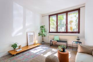 Deze woning ligt in een rustige straat, op slechts enkele stappen van de hippe Marnixplaats, het trendy Antwerpen-Zuid en het bruisende stadscentrum. In de buurt vind je tal van winkels, gezellige eet- en drinkgelegenheden. Scholen, openbaar vervoer en belangrijke invalswegen zijn vlot bereikbaar, waardoor je hier geniet van een aangename combinatie van rust en stadsleven.<br />Deze te renoveren woning, met een bewoonbare oppervlakte van ca. 173 m², biedt een unieke kans om volledig naar eigen smaak een thuis te creëren.<br />Bij binnenkomst via de inkomhal kom je rechts in de woonkamer, die achteraan aansluit op een ruime keuken en een aparte douchekamer met wastafel en toilet. Op de eerste verdieping bevinden zich twee slaapkamers en een ruime badkamer met ligbad, wastafel, tweede toilet en aansluitingen voor wasmachine en droogkast. Op de tweede verdieping en de zolderverdieping zijn telkens nog twee slaapkamers voorzien. Daarnaast beschikt de woning over een ruime kelder.<br />Dankzij de gunstige ligging en het vele potentieel is dit een buitenkans voor wie zijn eigen stempel wil drukken op een nieuwe thuis.<br />EPC-score: 303 (Label D) - zonder renovatieverplichting - P- & G-score C - Stedenbouw: Vg- Wche-Gmo-Gvkr-Gvv<br />Interesse? Contacteer ons via 03 233 33 00 of walls.be