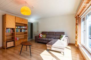 Dit tweeslaapkamerappartement met garage, terras, tuin en zolder is gelegen in een rustige straat nabij het centrum van Wondelgem. Dankzij de gunstige ligging bevinden tal van buurtwinkels, supermarkten en andere dagelijkse voorzieningen zich op wandelafstand. Bovendien bereikt u het centrum van Gent in ongeveer 15 minuten met de fiets. Ook de R4 is vlot bereikbaar en in de nabije omgeving vindt u verschillende mogelijkheden voor het openbaar vervoer.<br /><br />De woning beschikt over een lichtrijke woonkamer, een keuken, twee slaapkamers en een badkamer. Aansluitend aan de slaapkamer bevindt zich een aangename veranda die rechtstreeks toegang biedt tot de buitenruimte. Als extra troef beschikt de woning over een ruime zolderruimte, die extra opbergruimte biedt.<br /><br />Buiten geniet u van een privatieve tuin, ideaal om in alle rust te genieten van de buitenlucht. Daarnaast is er een ruime garage aanwezig, wat zorgt voor extra comfort en praktische bergruimte.<br /><br />Troeven:<br /><br />Privatieve tuin <br />Ruime garage<br />Zolder met extra bergruimte<br />EPC-label B<br />Rustige en gunstige ligging<br />Openbaar vervoer op wandelafstand<br />Vlotte verbinding met de R4<br />Centrum van Gent op ca. 15 minuten fietsen<br /><br />Geen syndicus en dus geen syndickosten. Elke entiteit beschikt over eigen, aparte tellers.<br /><br />Er staat momenteel ook nog een ander pand te koop in hetzelfde gebouw, waardoor dit pand ook interessant kan zijn als kangoeroewoning : https://topvastgoed.be/property/7852858/<br /><br />Beschikbaar bij akte!<br /><br />Contacteer Top Vastgoed voor een bezoek: 0475 700 700.