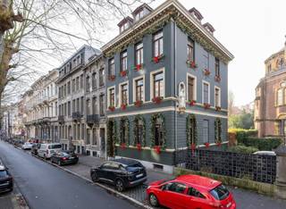 Verborgen parel met ca.500m² bewoonbare oppervlakte en 410m² grond, vlakbij het Stadspark van Antwerpen met zes suites, een lift, een tuin...