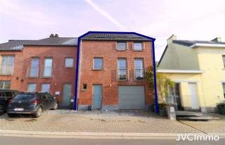 Composition :Rez-de-Chaussée : Hall d'entrée : 10,15 m², garage 1 voiture : 16,98 m², local chaufferie/bureau : 10,18 m², buanderie : 10,53 m²Étage 1...