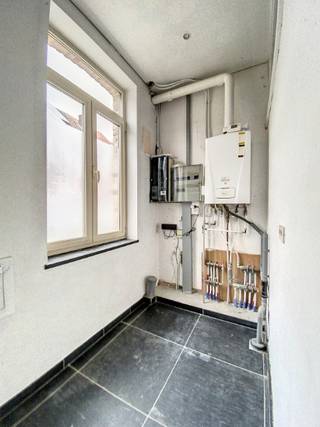gezellige RIJWONING, bestaande uit : aparte inkomhall, lichtrijke zithoek van 16m², ingerichte keuken van 12m² met frigo, kookplaat en...